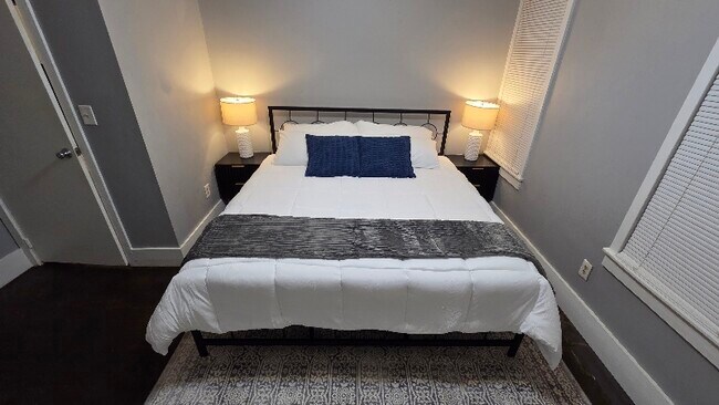 Foto del edificio - 1955 W 58th St