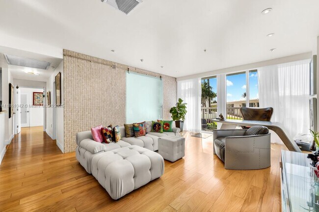 Building Photo - 10275 Collins Ave