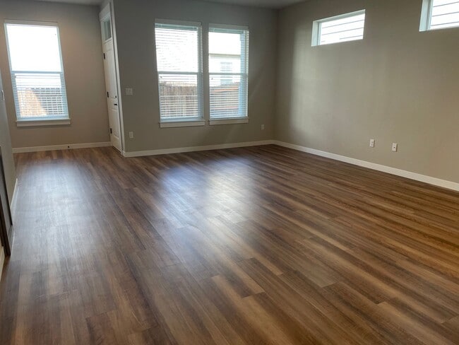 Foto del edificio - NEWLY BUILT 3 BED/2 BATH OPEN CONCEPT HOME...