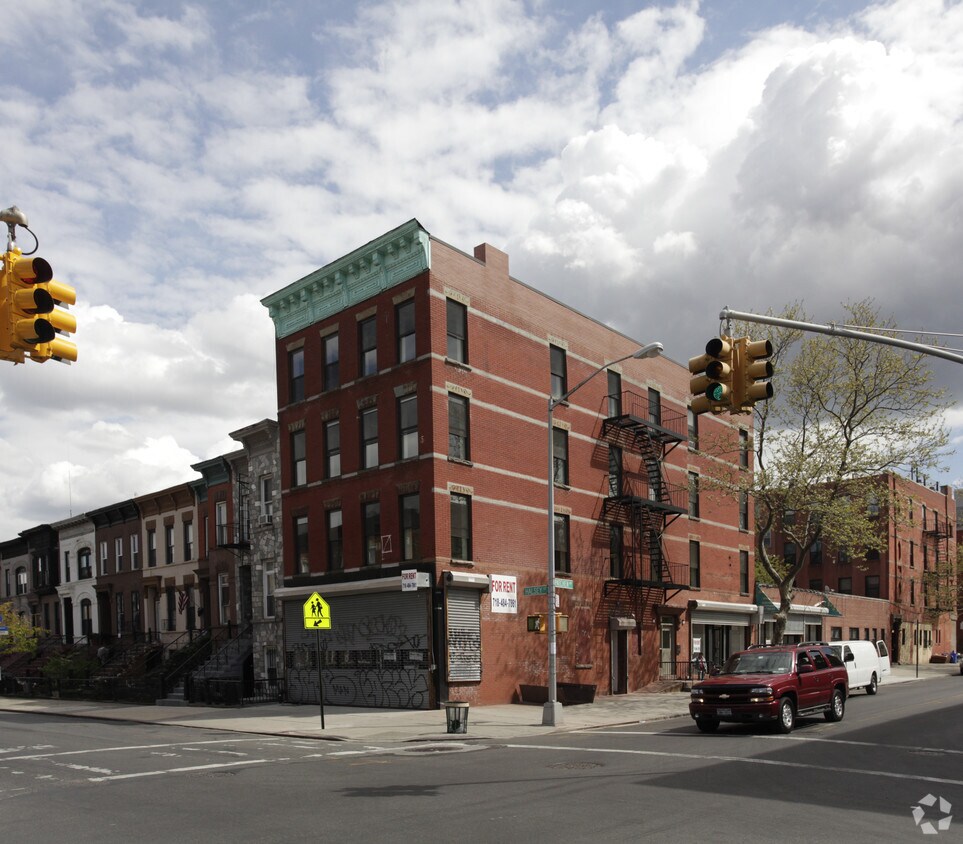 Primary Photo - 688 Halsey St