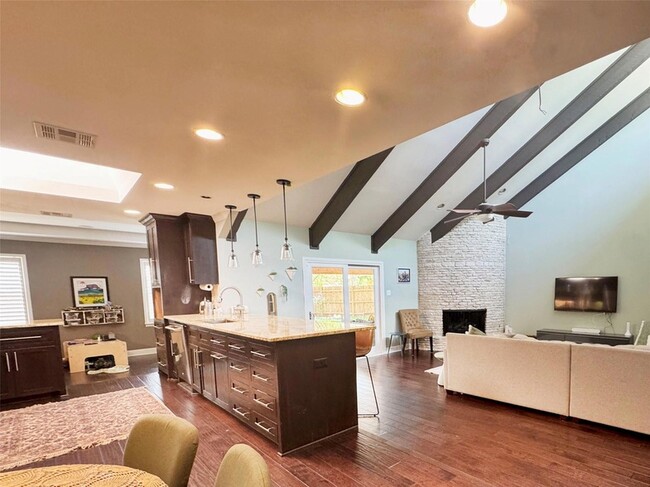 Foto del edificio - 4803 Woodside Dr