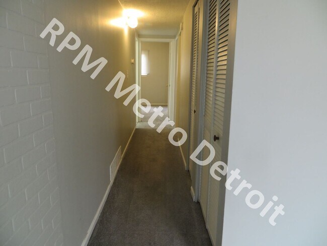 Foto del edificio - Spaciouis Ranch Near Great Lakes Crossing