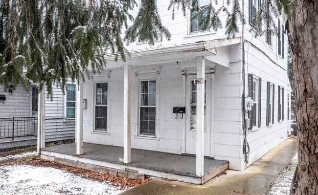 Building Photo - 728 E Market St