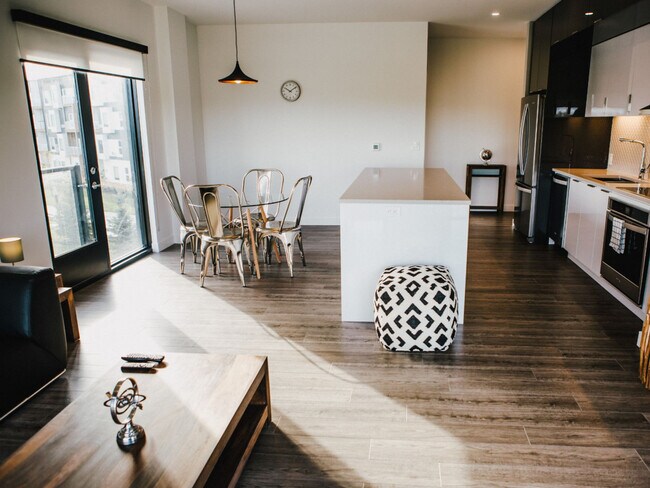 Photo du bâtiment - 655 Sterling Lyon Pkwy