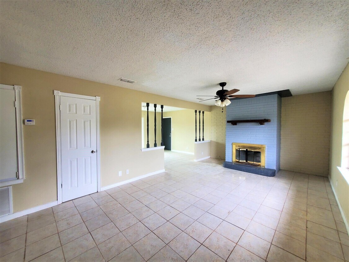 Building Photo - 218 Happy Ln