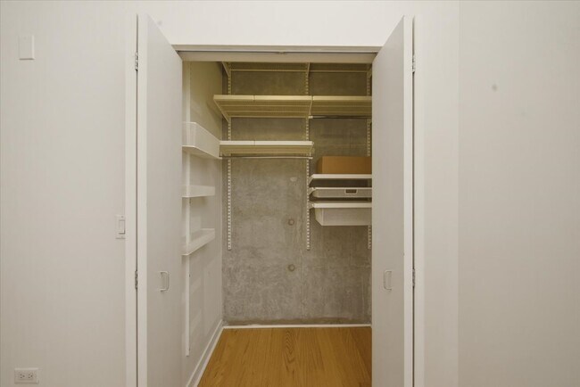 Foto del edificio - 235 W Van Buren St