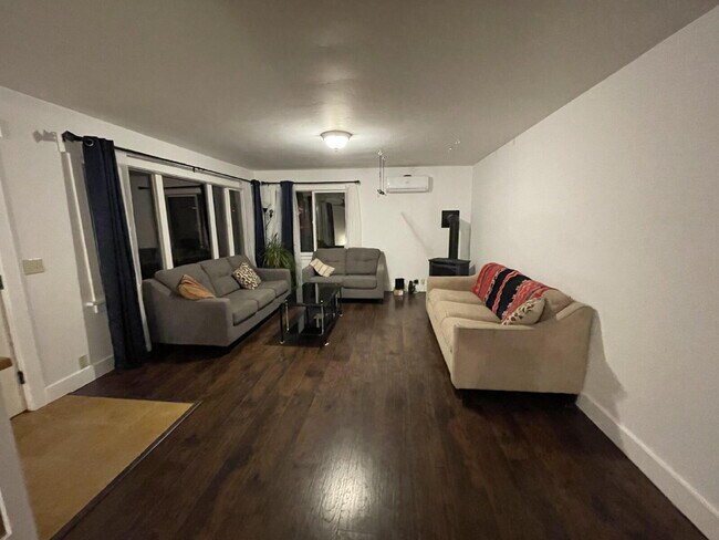 Foto del edificio - 3 Bed / 2 Bath Home in the Heart of Manhattan – Garage, Fenced Yard, Updated Interior