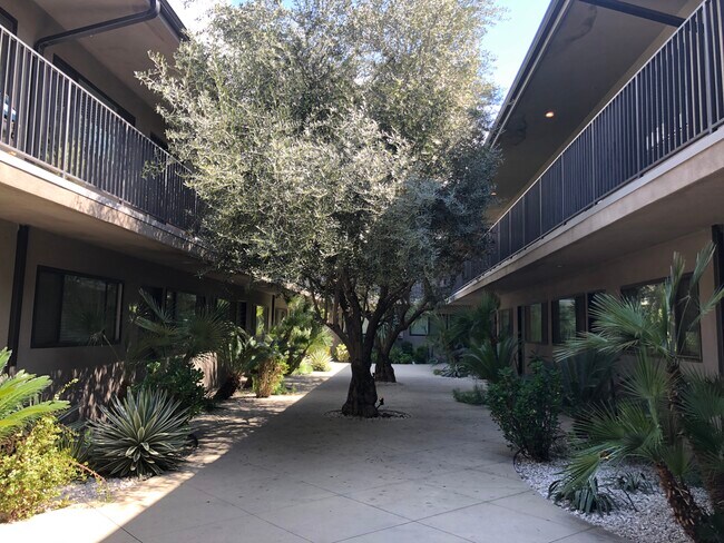 Building Photo - 1824 N Gramercy Pl