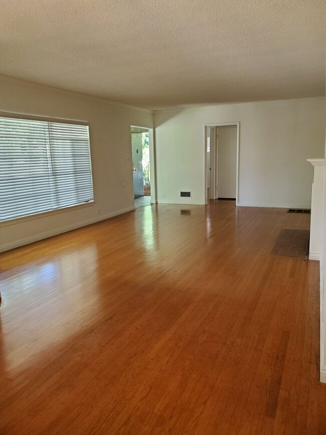 Foto del edificio - Charming  3-Bedroom home in Prime Burbank ...