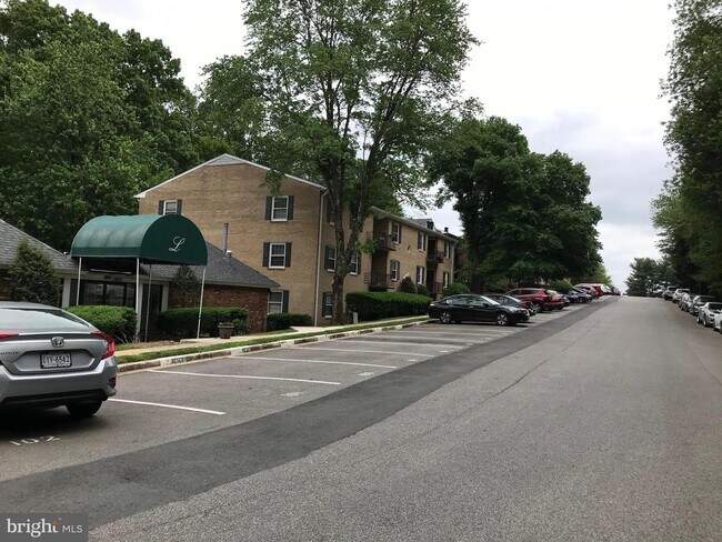 Building Photo - 3901 Lyndhurst Dr