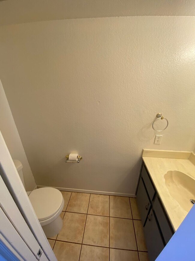 Building Photo - 3 Bedroom 2.5 Townhouse with Brand New Kit...