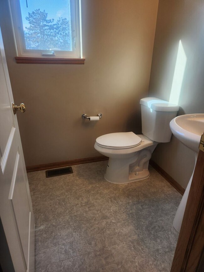 Foto del edificio - South Lincoln Townhouse with 4 bedrooms, 2 1/2 baths, and 2 stall garage.