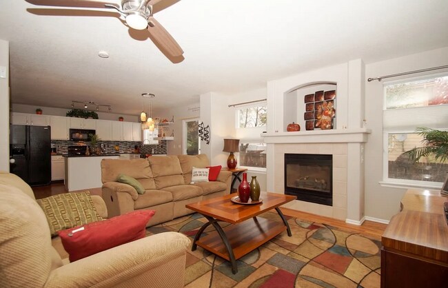 Building Photo - 3-Bedroom, 2.5-Bathroom Home in Cherry Cre...