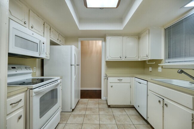 Building Photo - 9909 Oak Hollow