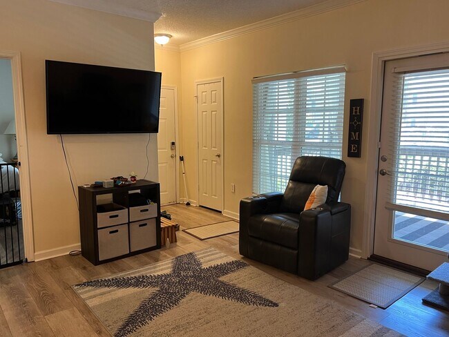 Foto del edificio - Unfurnished First Floor Condo w/ Garage!