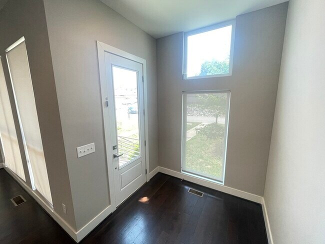 Building Photo - West Nashville home with easy access to do...