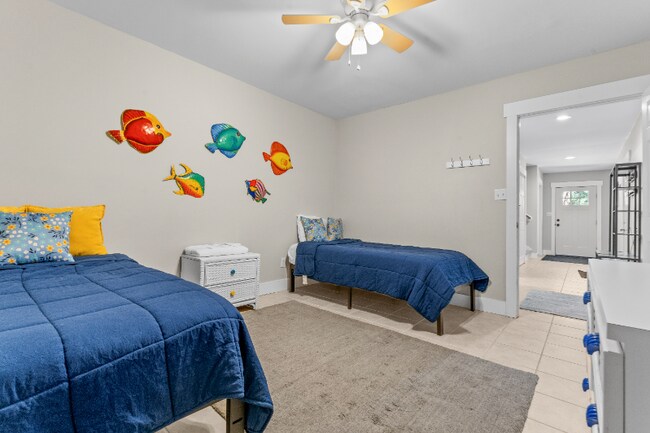 Foto del edificio - 5207 Emerald Dr