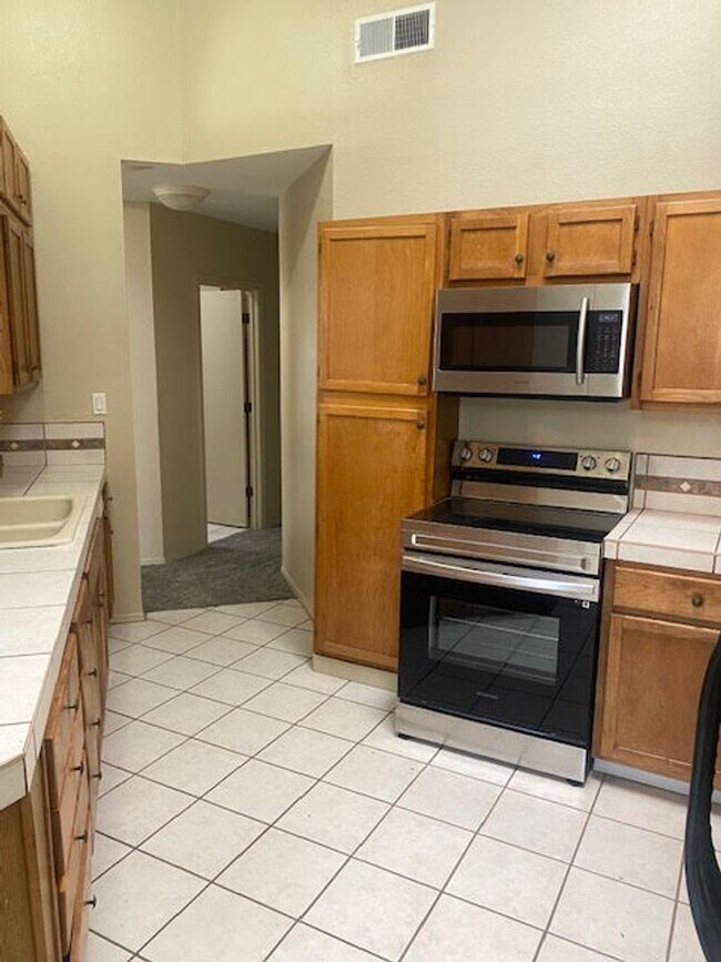 Building Photo - Cute townhome conveniently located in Nort...