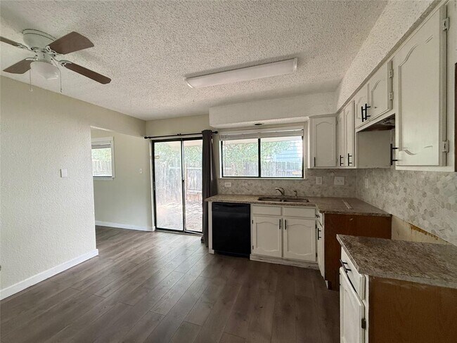 Foto del edificio - 12301 Deer Falls Dr
