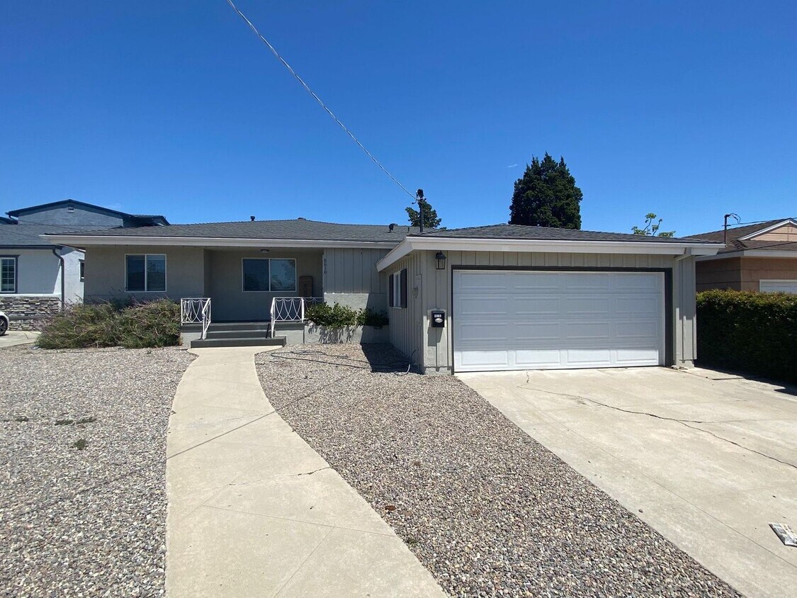 Primary Photo - HUGE House! Big Yard! (Lease out, pending ...