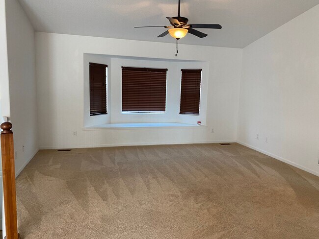 Foto del edificio - 4 BEDROOM | 3 BATH | OPEN CONCEPT | OVERSI...