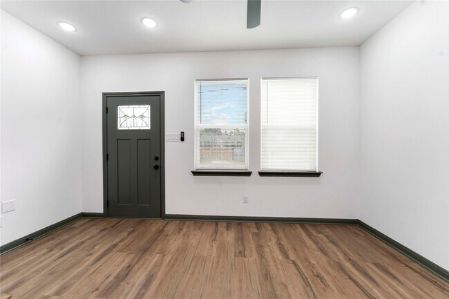 Foto del edificio - 7987 Chateau St