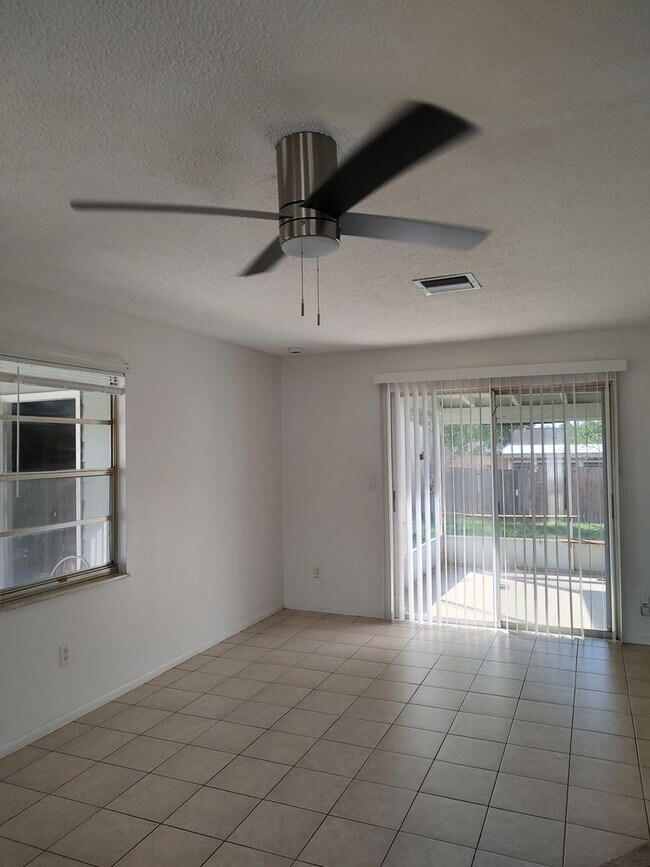 Foto del edificio - 2 Bedroom, 1 bath, freshly painted, new appliances