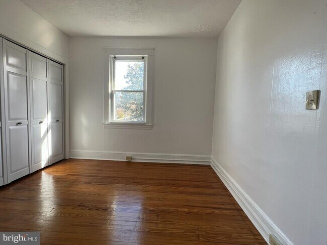 Foto del edificio - 2703 E Strathmore Ave