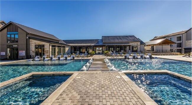 Foto del edificio - 6001 Ed Bluestein Blvd