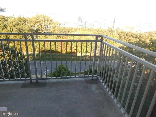 Foto del edificio - 11800 Sunset Hills Rd