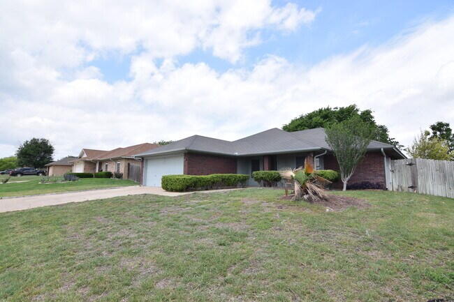 Building Photo - 4605 Mallard Ln