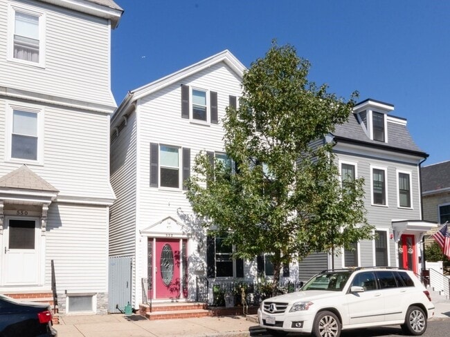 Building Photo - 552 E 7th St