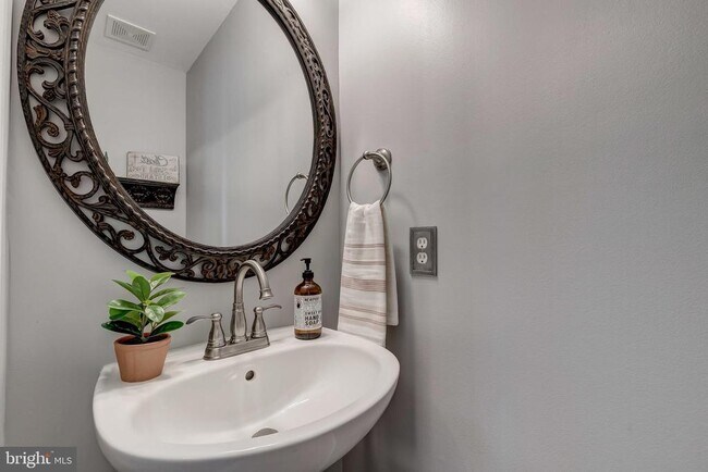 Foto del edificio - 583 Henderson Rd