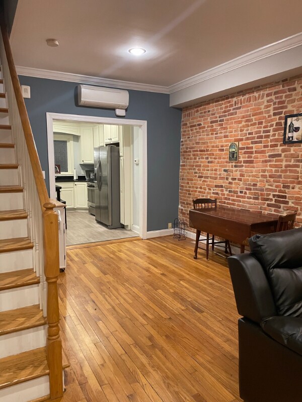 Building Photo - 739 S Linwood Ave