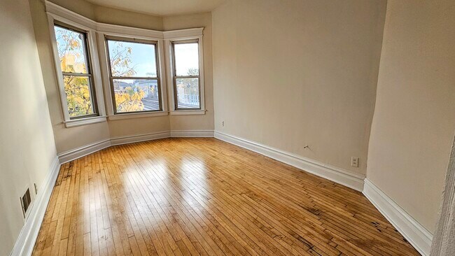 Building Photo - 3800 N Wilton Ave