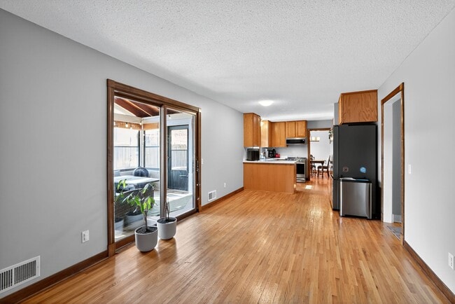 Building Photo - 1710 Shadyview Ln N