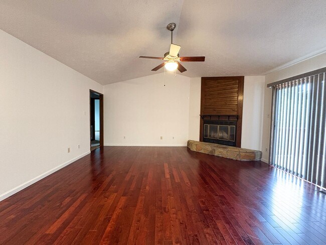 Foto del edificio - FIRST TWO WEEKS RENT FREE 3 Bedroom 2 Bath...