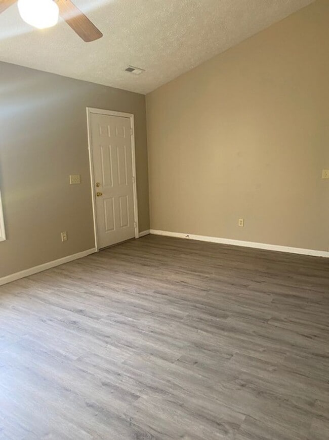 Building Photo - 4914 Pin Oak Dr