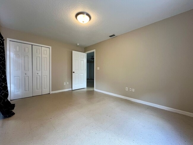 Building Photo - 2 Bed/1 Bath Duplex