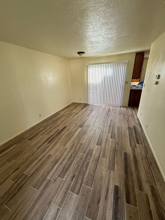 Building Photo - SUPER CUTE 1 BEDROOM SEQUOIA VILLAS APARTMENTS