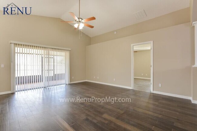 Foto del edificio - Now Available!