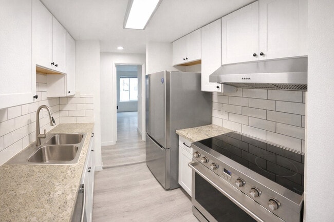 Kitchen 3 - Twin Crest Apartments
