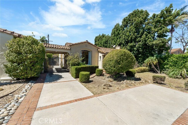 Building Photo - 233 S Swall Dr