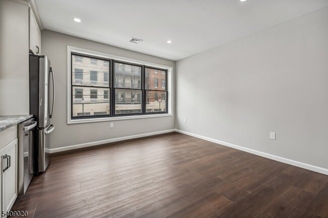 Building Photo - 268 Morris Ave