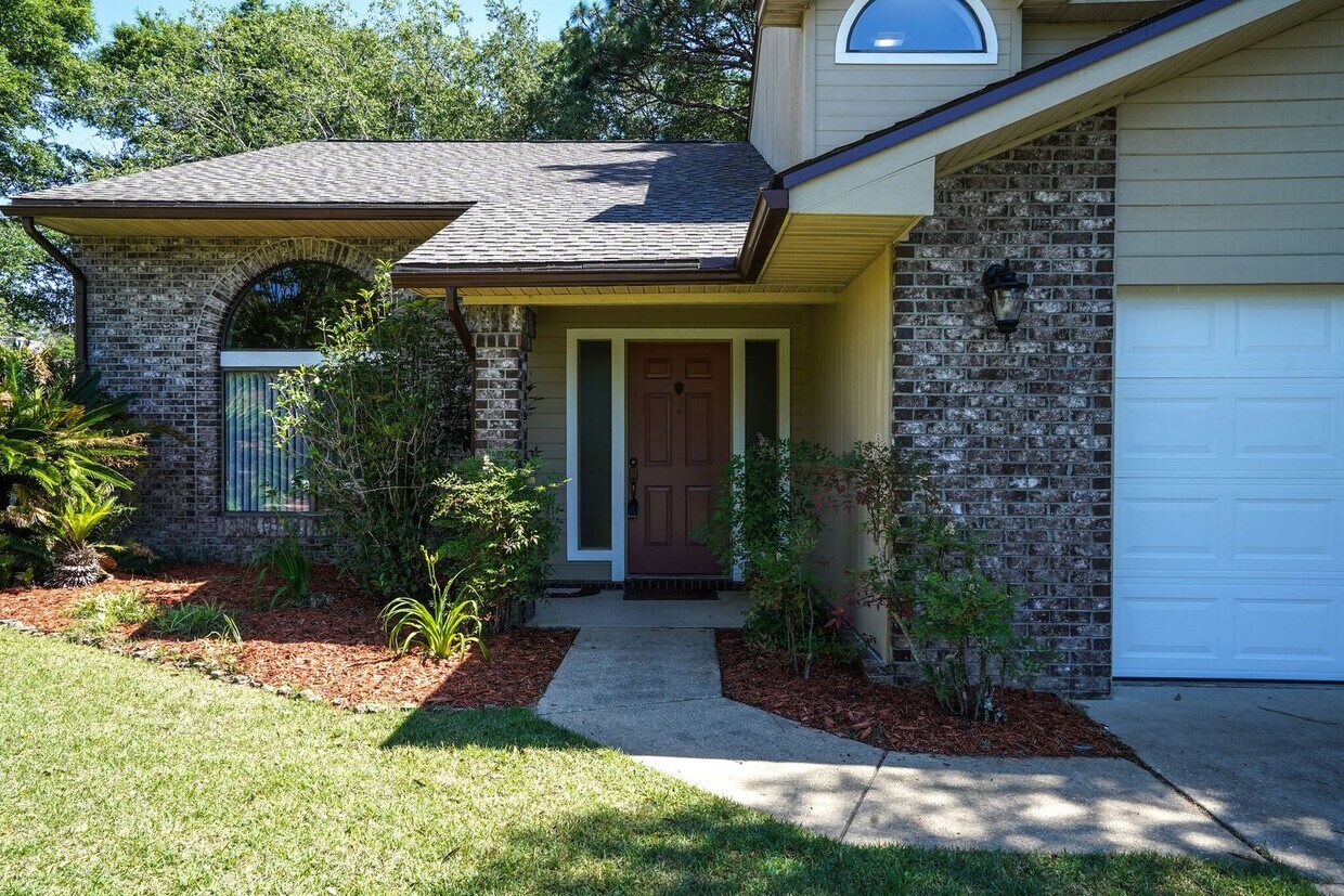Foto principal - 4 BR / 2.5 BA – RARE FIND IN ROCKY BAYOU