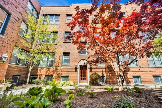 Building Photo - 2026 N Burling St