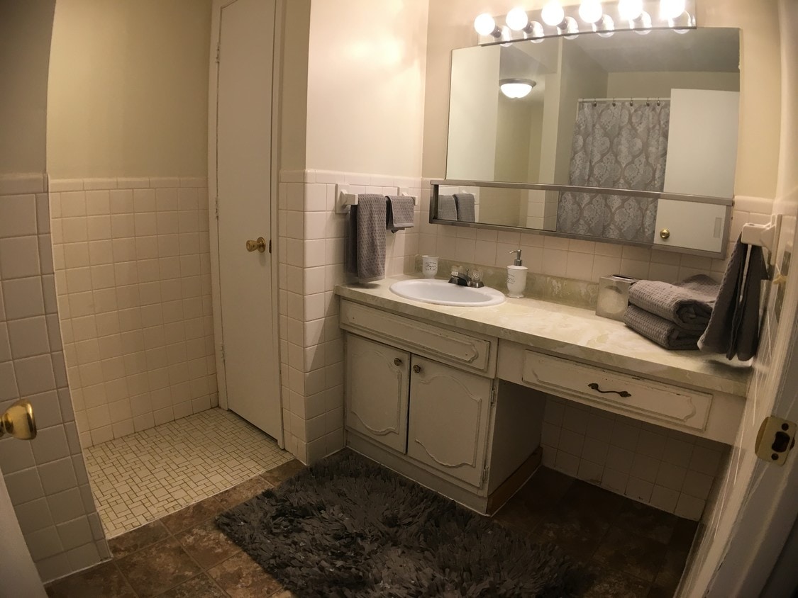 Primary Photo - College Park Court Apartments