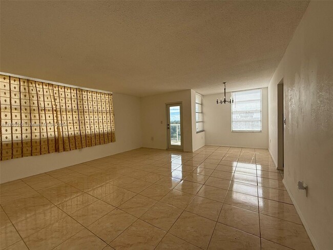 Building Photo - 1301 NE Miami Gardens Dr