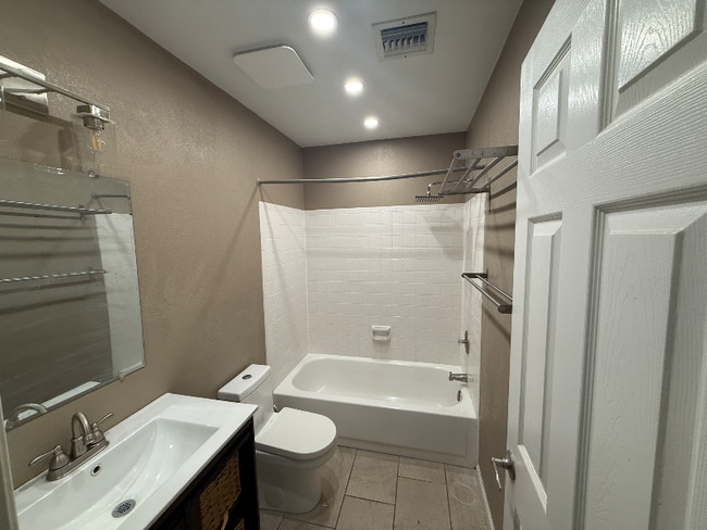 Building Photo - 425 S Seawynds Blvd