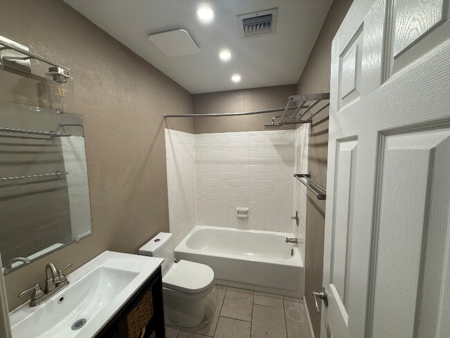 Foto del edificio - 425 S Seawynds Blvd